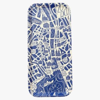 Hand-illustrated Zürich city map tray in FSC birch wood by Tokiko. A limited edition exclusive to Etcheaz — available in black or Zürich Blue. The collector’s object for Zürich lovers.