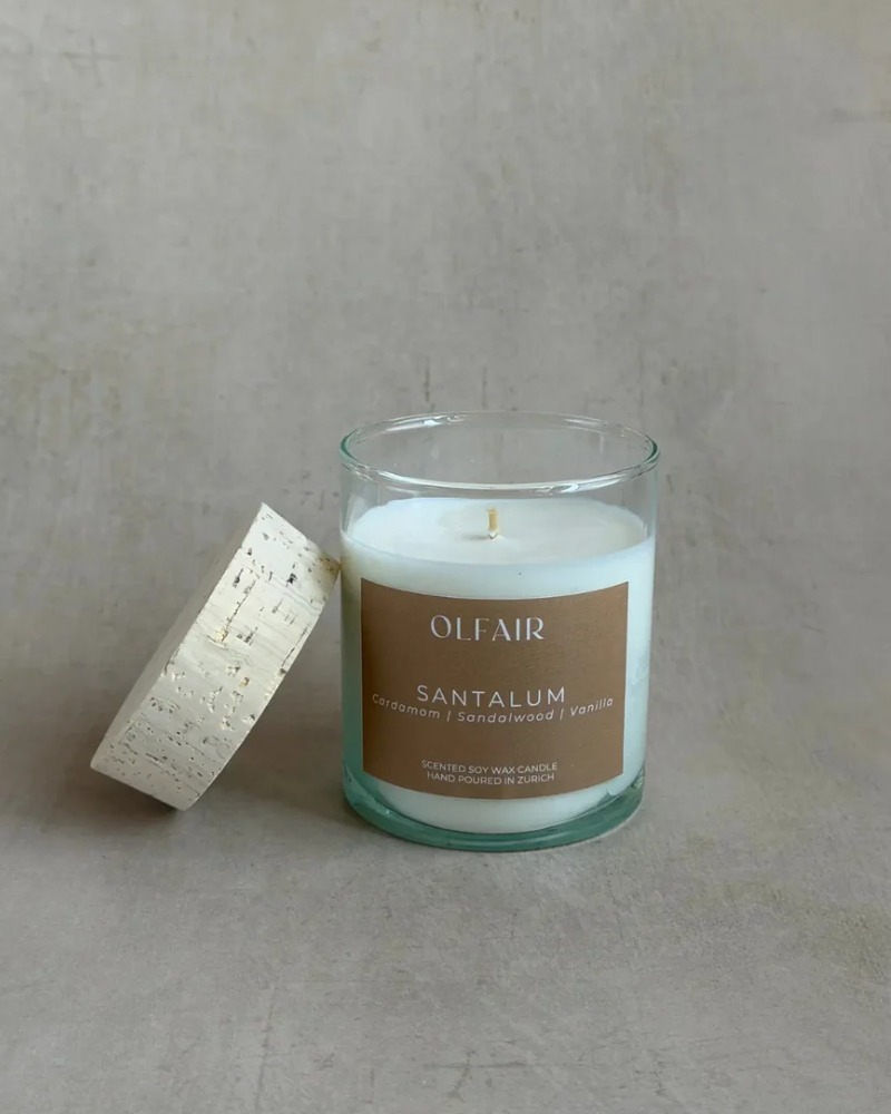 Santalum scented candle by Olfair in a clear glass with cork lid, warm sandalwood fragrance handmade in Zürich