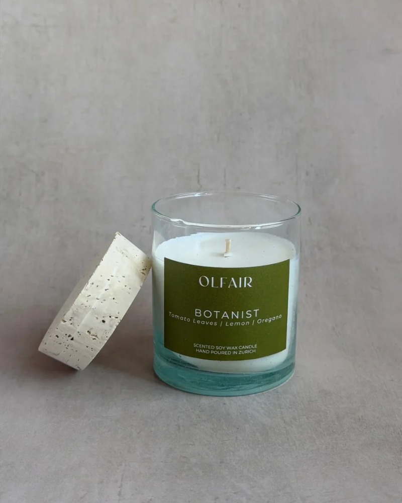 Botanist scented candle by Olfair in a clear glass with cork lid, aromatic sage and cedarwood fragrance handmade in Zürich