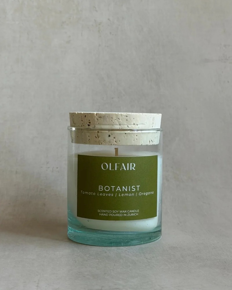 Botanist scented candle by Olfair in a clear glass with cork lid, aromatic sage and cedarwood fragrance handmade in Zürich
