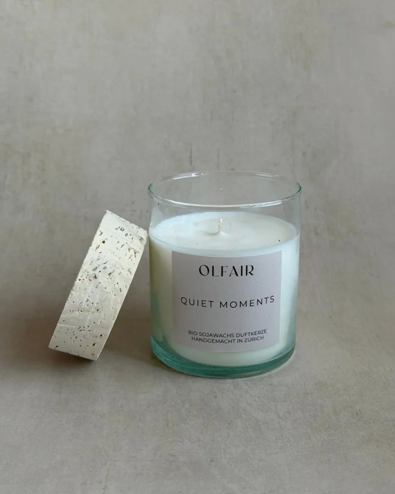 Quiet Moment scented candle by Olfair in a clear glass with cork lid, vetiver and geranium fragrance handmade in Zürich