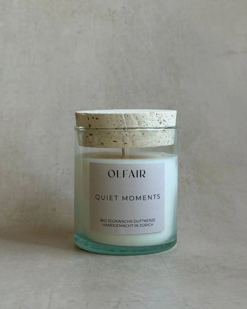Quiet Moment scented candle by Olfair in a clear glass with cork lid, vetiver and geranium fragrance handmade in Zürich