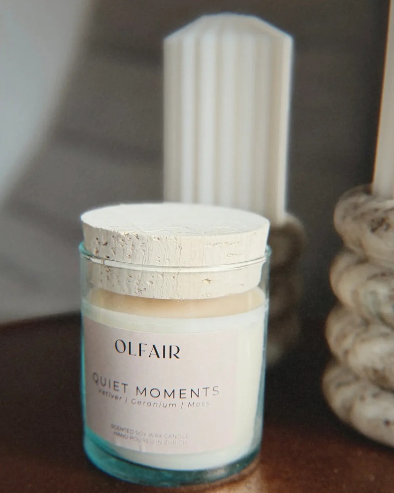 Quiet Moment scented candle by Olfair in a clear glass with cork lid, vetiver and geranium fragrance handmade in Zürich