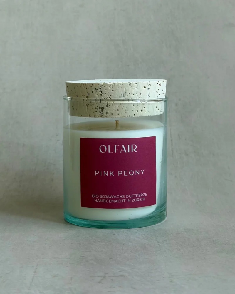 Pink Peony scented candle by Olfair in a clear glass with cork lid, floral peony and rose fragrance handmade in Zürich
