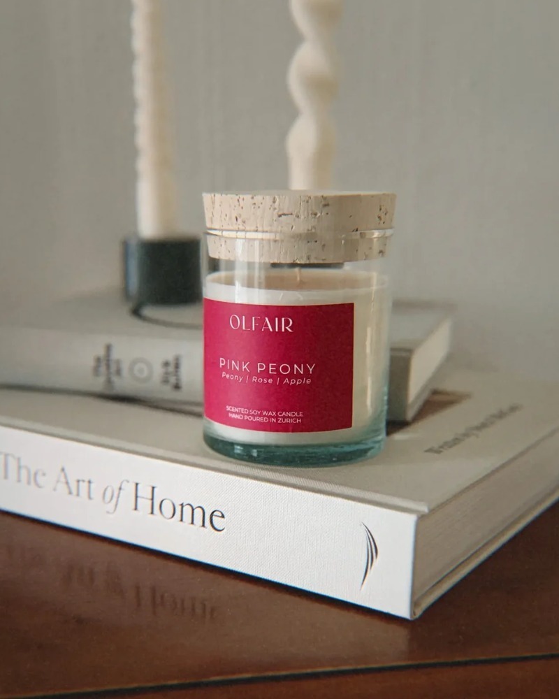 Pink Peony scented candle by Olfair in a clear glass with cork lid, floral peony and rose fragrance handmade in Zürich