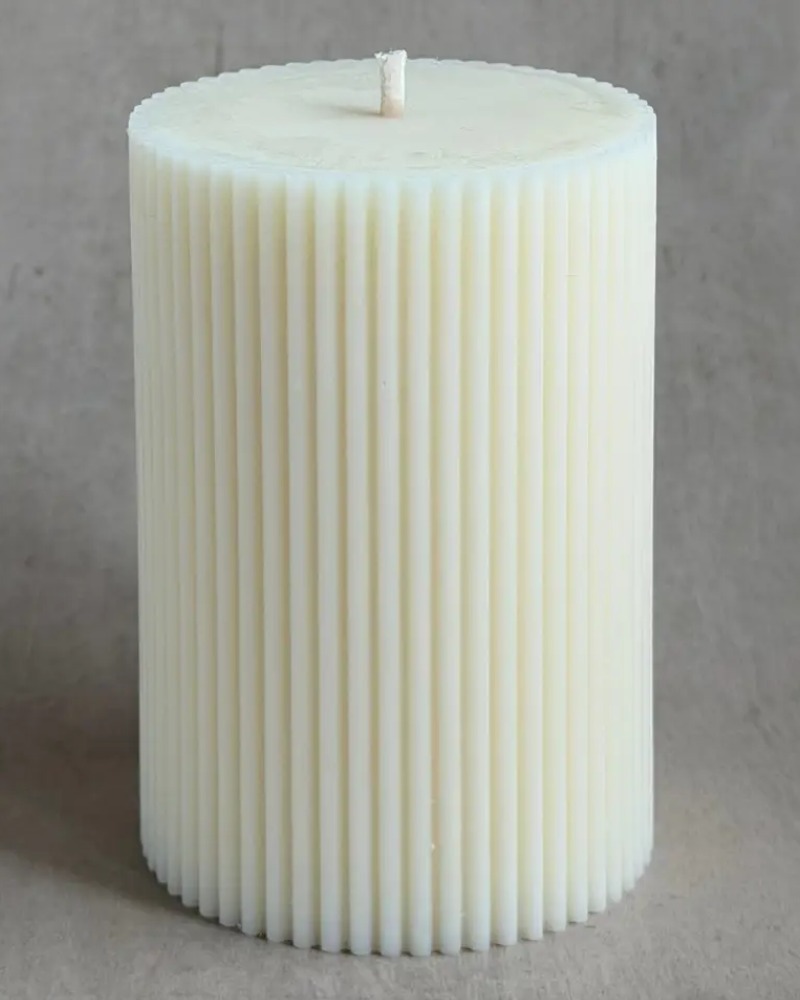 Harmony Medium cylinder candle by Olfair with fine ribbed texture, handmade in Zürich from natural olive wax