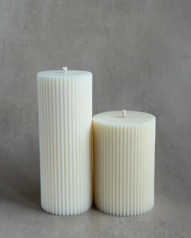 Harmony cylinder candle by Olfair with fine ribbed texture, handmade in Zürich from natural olive wax